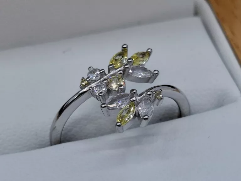 srebrny-pierscionek-z-zielono-bialymi-cyrkoniami-listek-925-r15-23g-jagiellonska-2-zabrze-sj