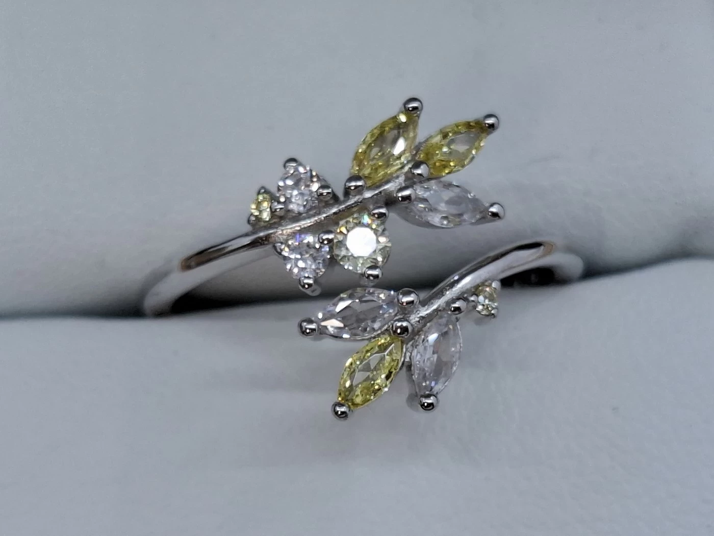 srebrny-pierscionek-z-zielono-bialymi-cyrkoniami-listek-925-r15-23g-stan-11323-238058