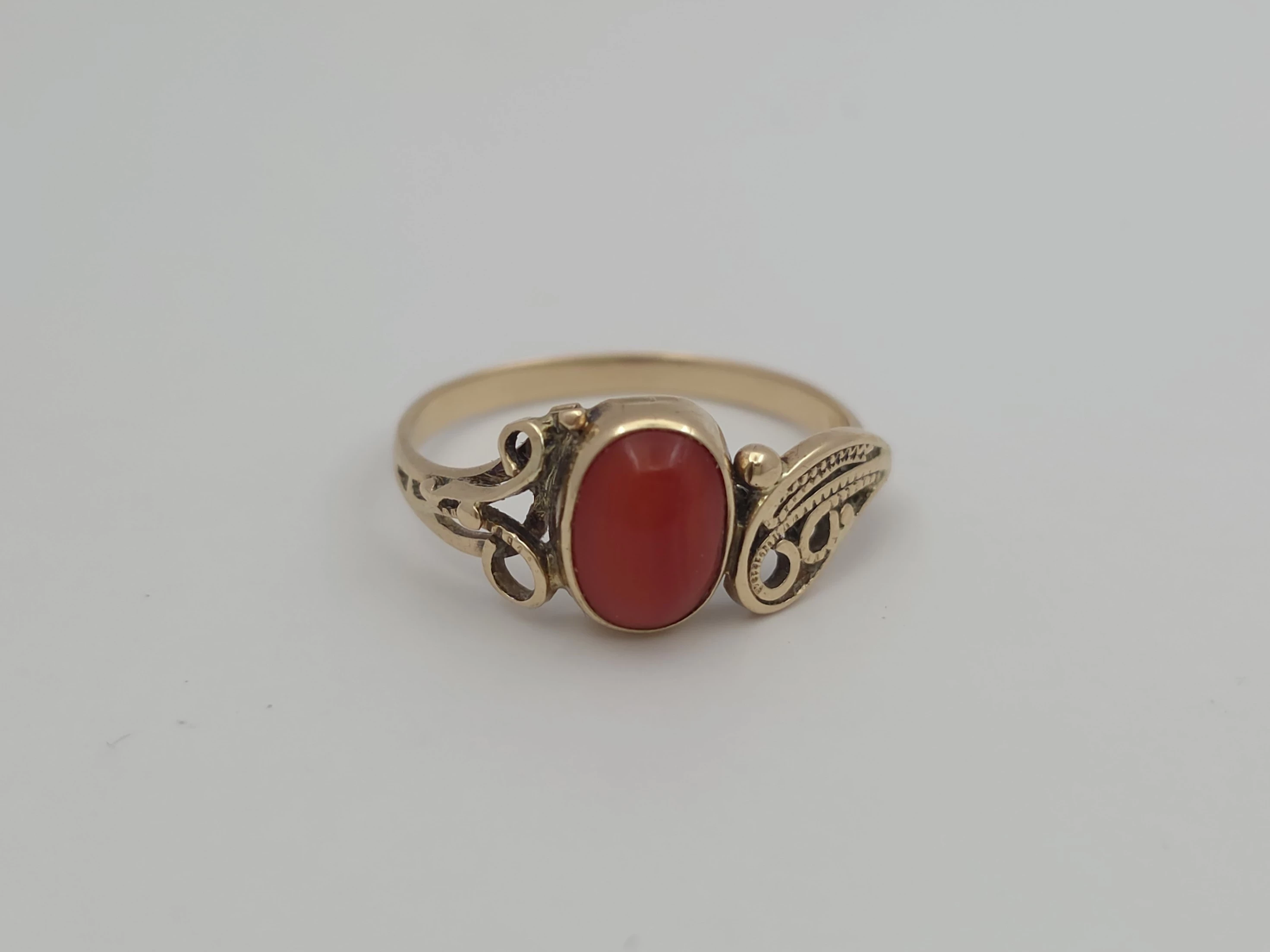 zloty-pierscionek-z-koralem-585-14k-r16-223g-rozmiarsrednica-wew-mm-372-16