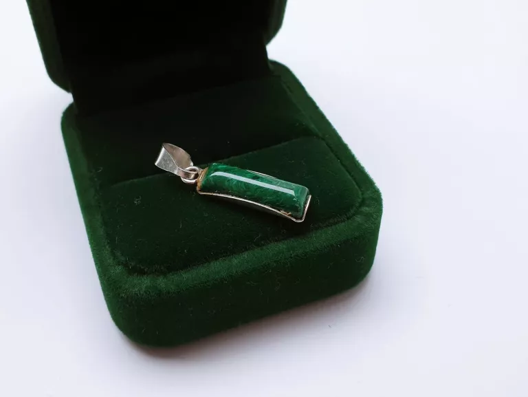SREBRNA ZAWIESZKA Z ZIELONYM KAMIENIEM 1,53G PR.925