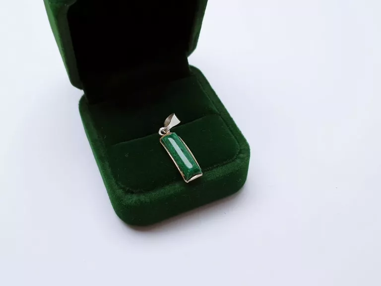 SREBRNA ZAWIESZKA Z ZIELONYM KAMIENIEM 1,53G PR.925