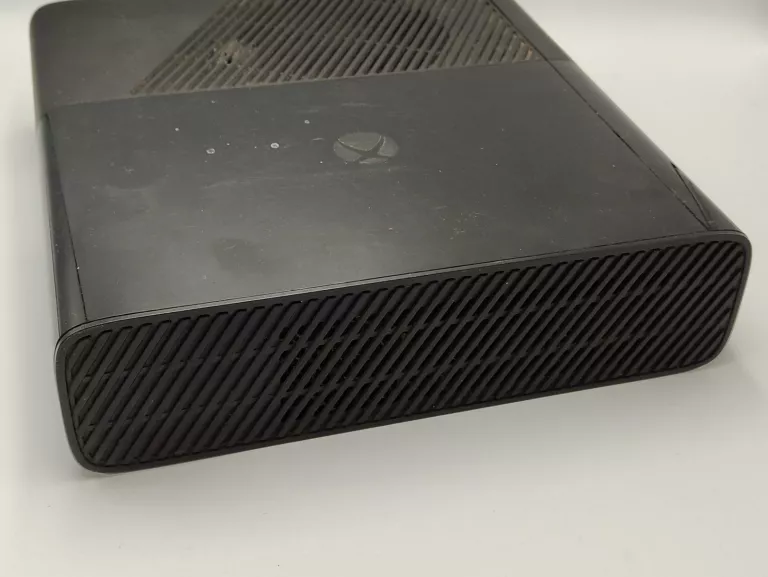 KONSOLA XBOX 360 E PAD ZASILACZ