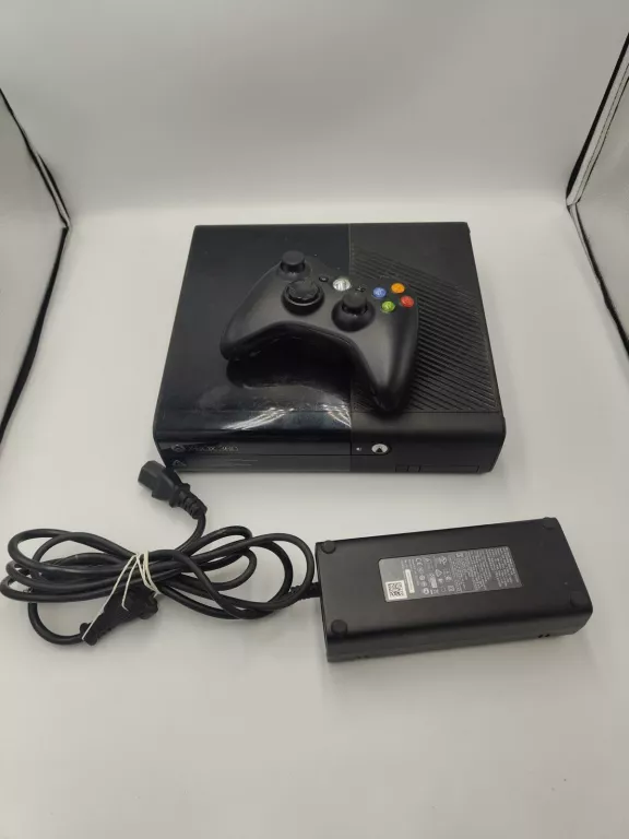 KONSOLA XBOX 360 E PAD ZASILACZ