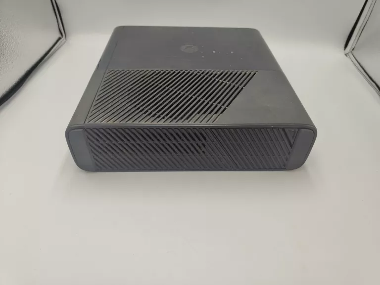 KONSOLA XBOX 360 E PAD ZASILACZ