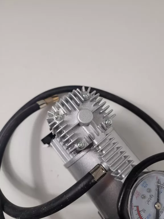 KOMPRESOR SAMOCHODOWY METALOWY 12V 10 BAR