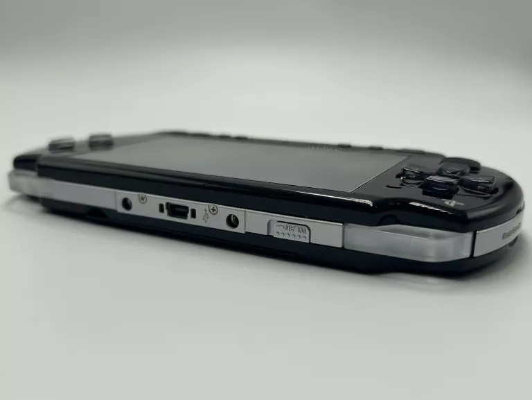 KONSOLA PRZENOŚNA SONY PLAYSTATION PSP-2004 SPRAWNA + GRY + KARTA PAMIĘCI