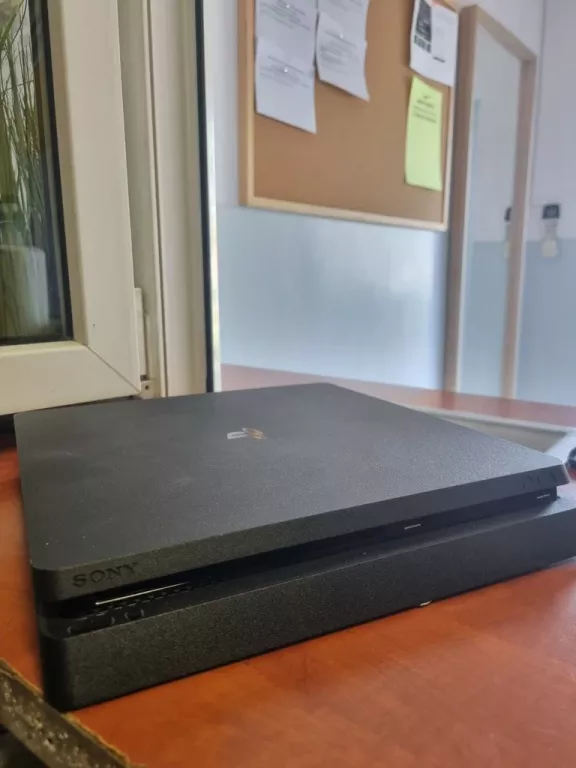 KONSOLA PLAYSTATION 4 500GB + PAD