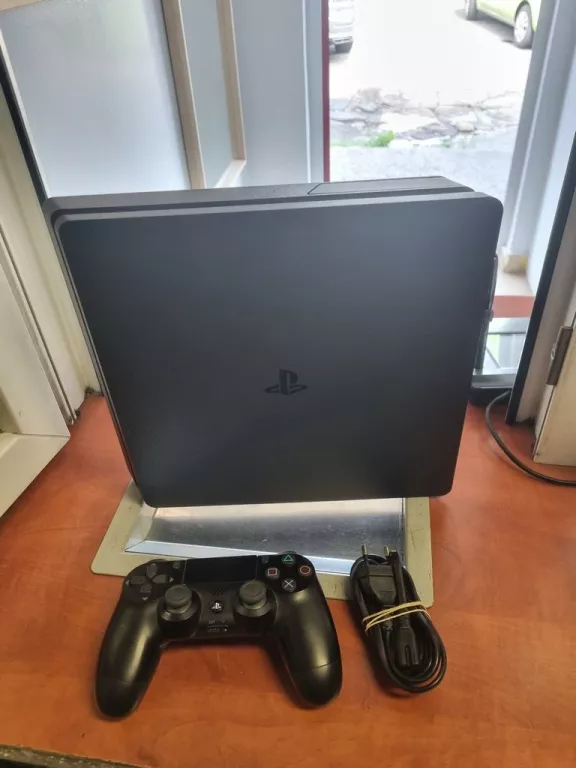 KONSOLA PLAYSTATION 4 500GB + PAD