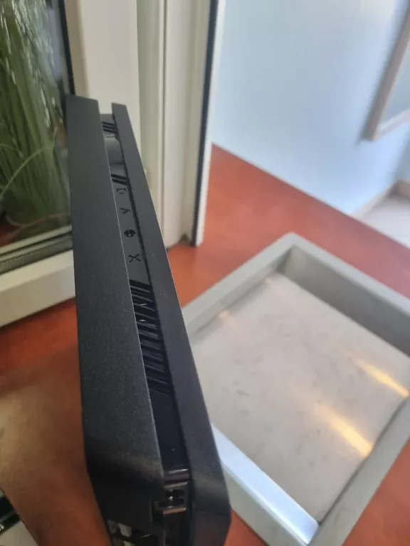 KONSOLA PLAYSTATION 4 500GB + PAD