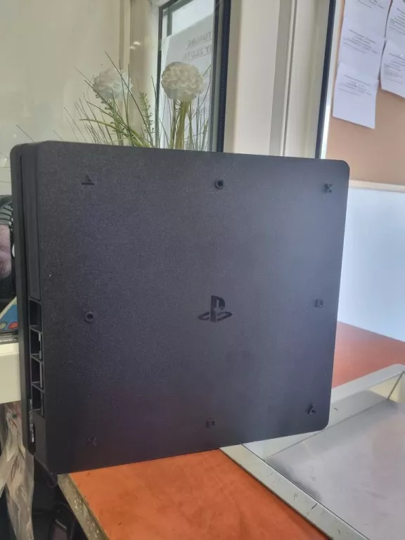 KONSOLA PLAYSTATION 4 500GB + PAD