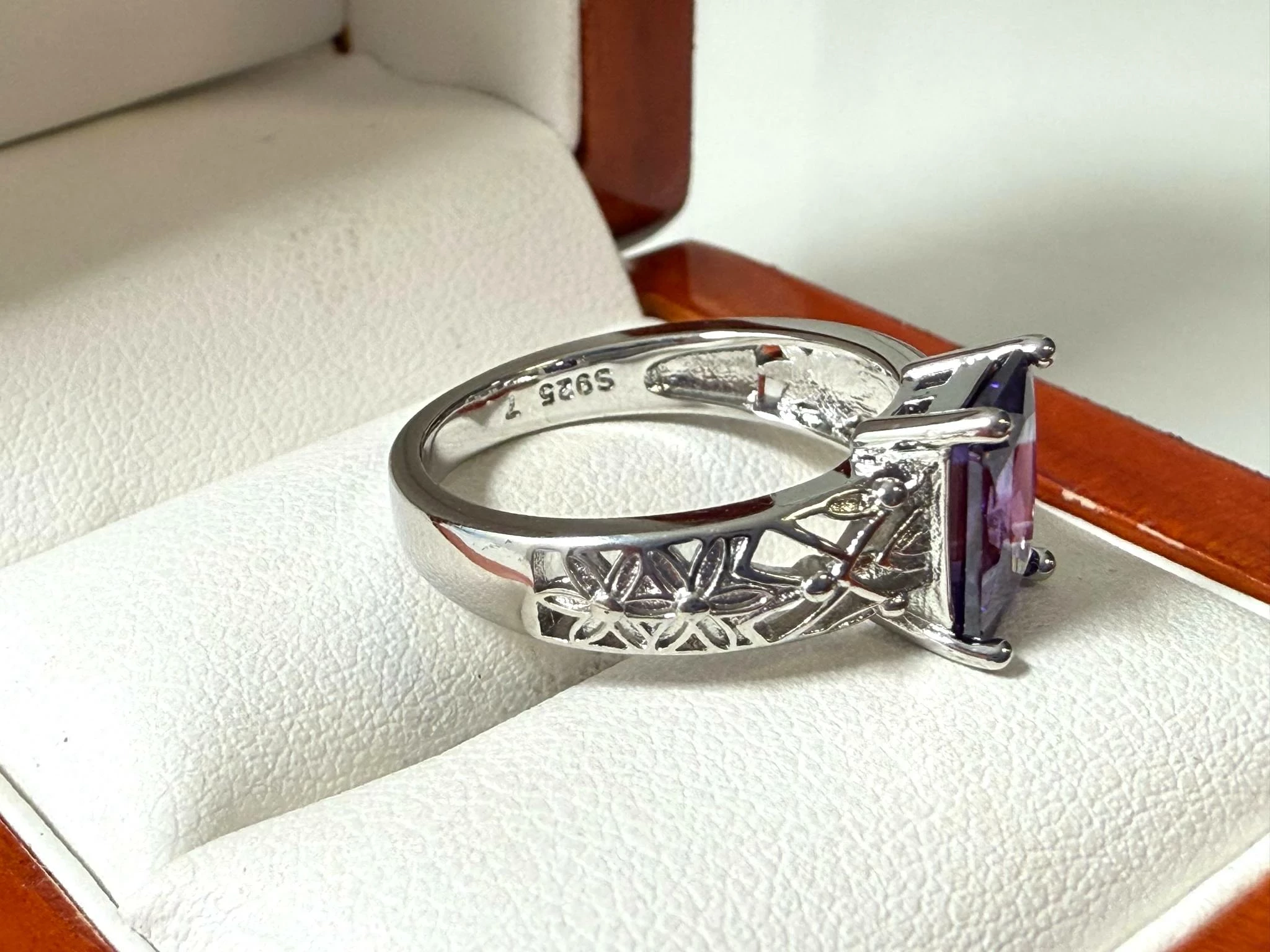 cudowny-srebrny-pierscionek-z-fioletowym-oczkiem-rozmiar-14-344g-925-rodzaj-2205-2