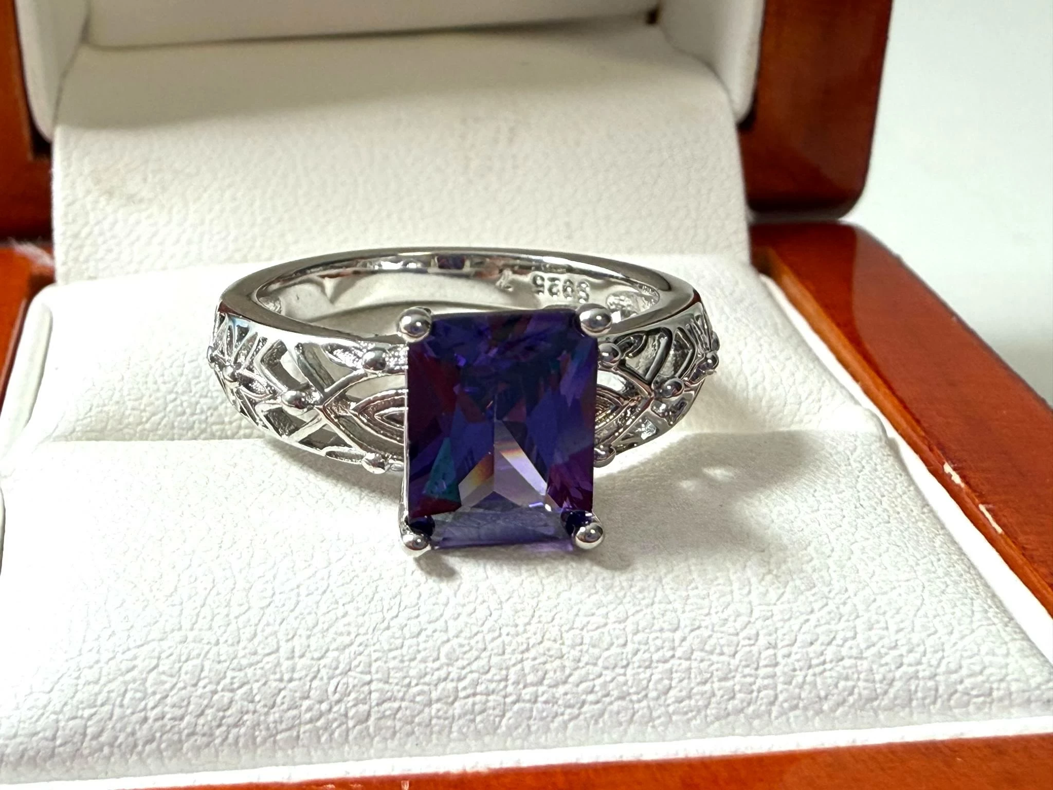 cudowny-srebrny-pierscionek-z-fioletowym-oczkiem-rozmiar-14-344g-925-stan-11323-238058