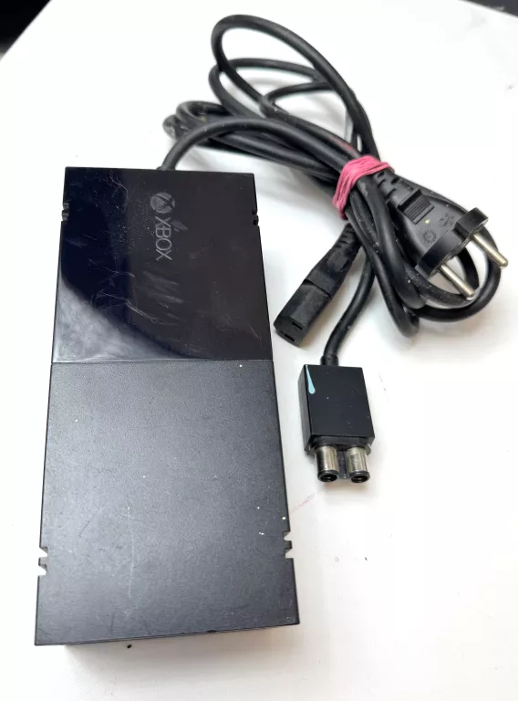 KONSOLA MICROSOFT XBOX ONE 1TB MODEL 1540 +KINECT 2.0 DLA XBOX ONE