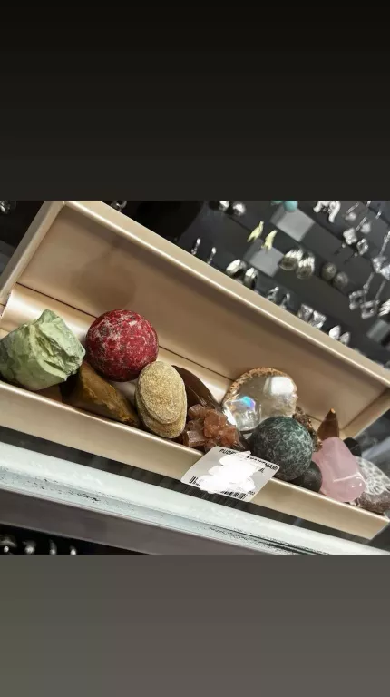 PUDEŁKO Z KAMIENIAMI SZLACHETNYMI, MINERAŁAMI KRZEMIENIEM I ZĘBEM MOZOZAUR