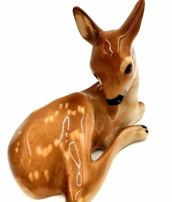 FIGURKA SARENKA LEŻĄCA PORCELIT CHODZIEŻ