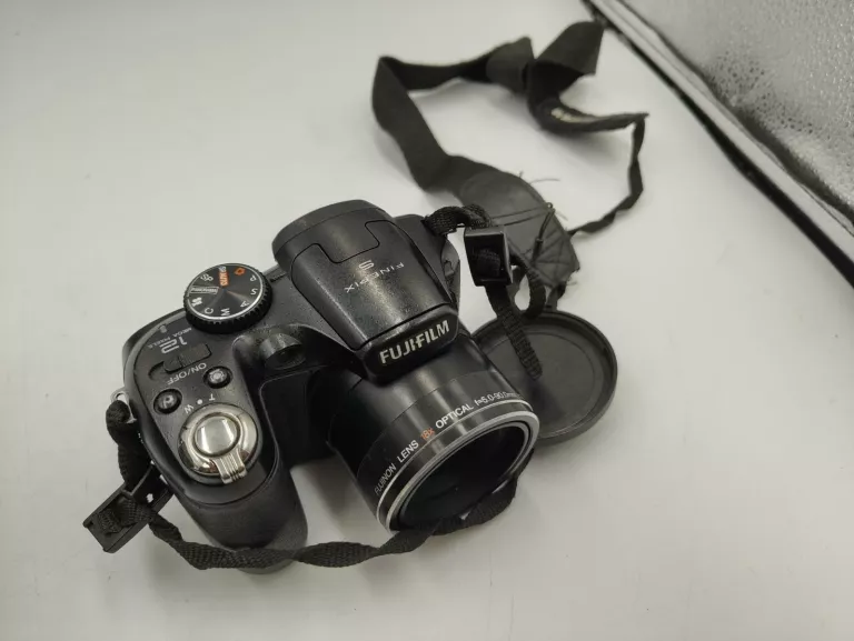 APARAT FUJIFILM FINEPIX S1800
