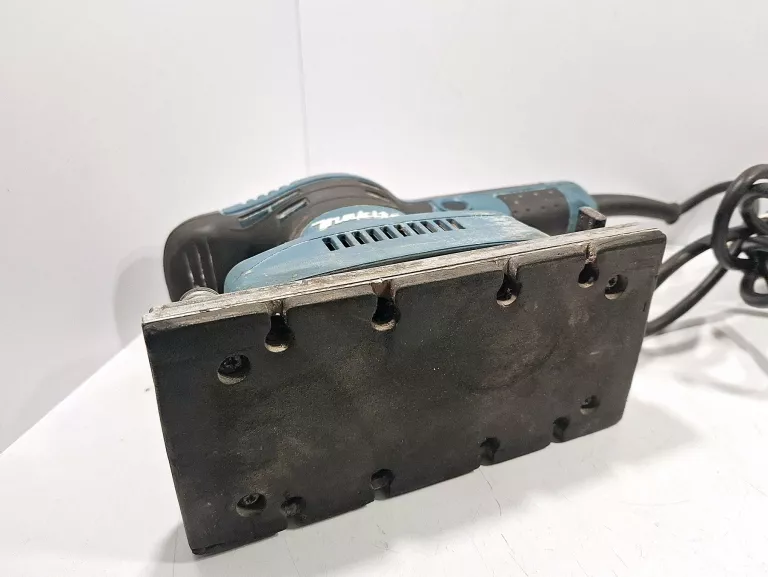 SZLIFIERKA OSCYLACYJNA MAKITA 190W BO3710