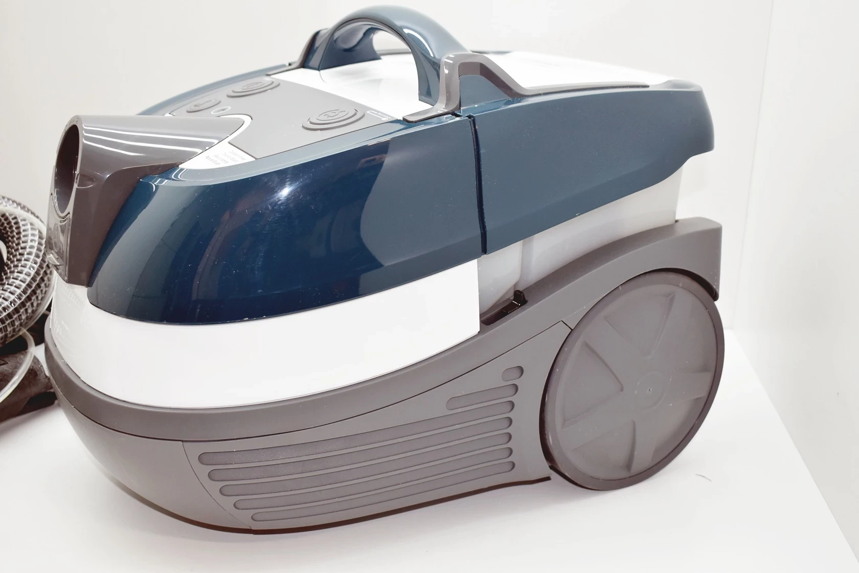 odkurzacz-bosch-aqua-wash-clean-bwd41720-moc-170000