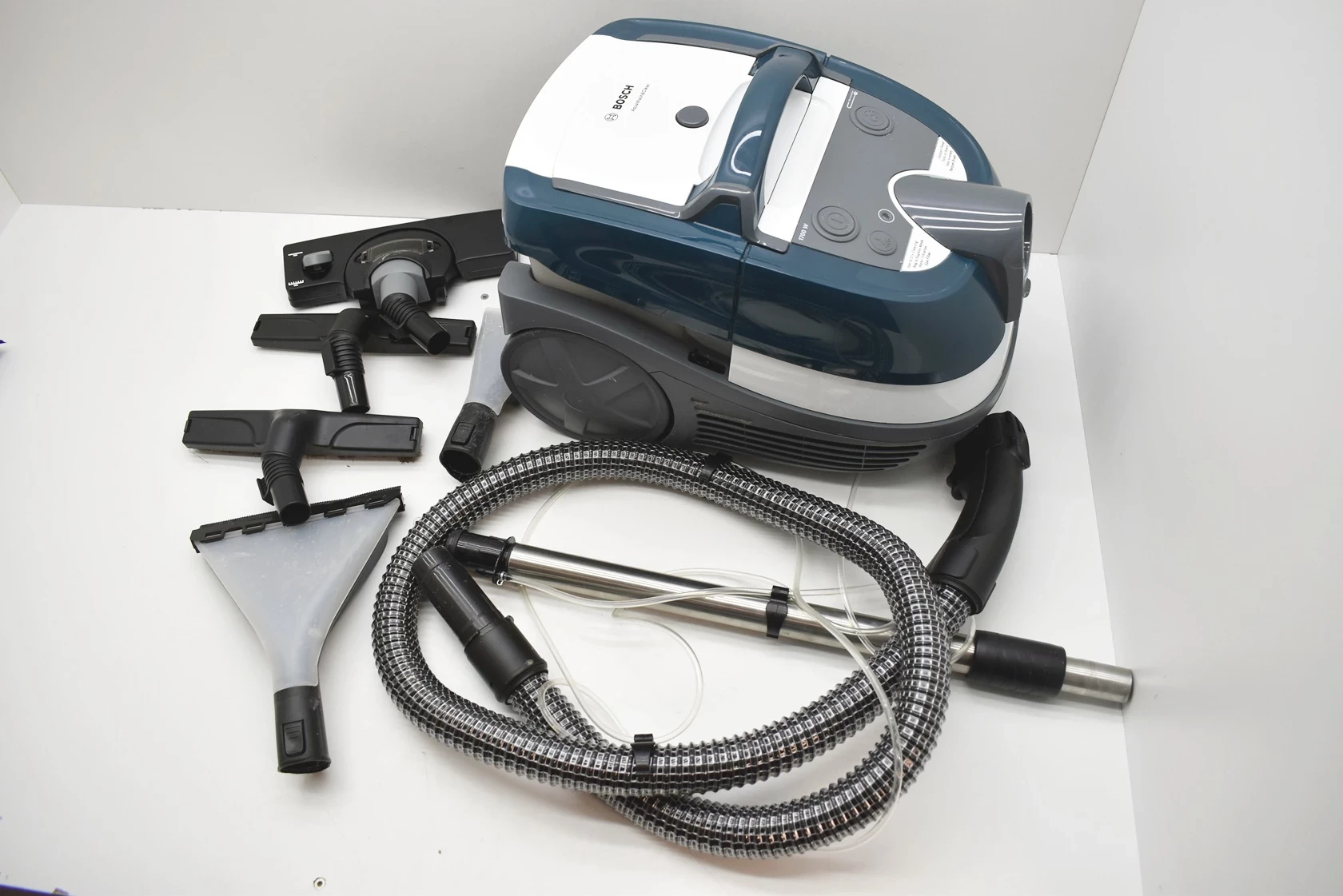 odkurzacz-bosch-aqua-wash-clean-bwd41720-stan-11323-2