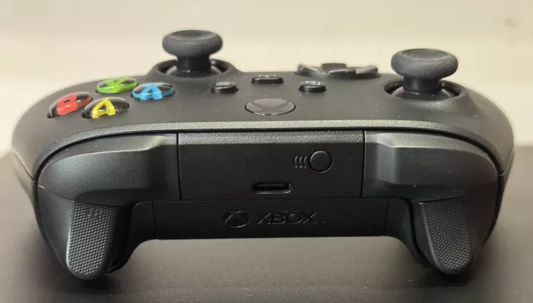 KONSOLA XBOX ONE X 1TB DWA PADY OKABLOWANIE BDB STAN