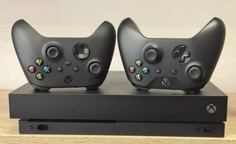 KONSOLA XBOX ONE X 1TB DWA PADY OKABLOWANIE BDB STAN