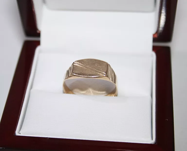 ELEGANCKI ZŁOTY SYGNET ZE ZDOBIENIEM 2,70G R.18