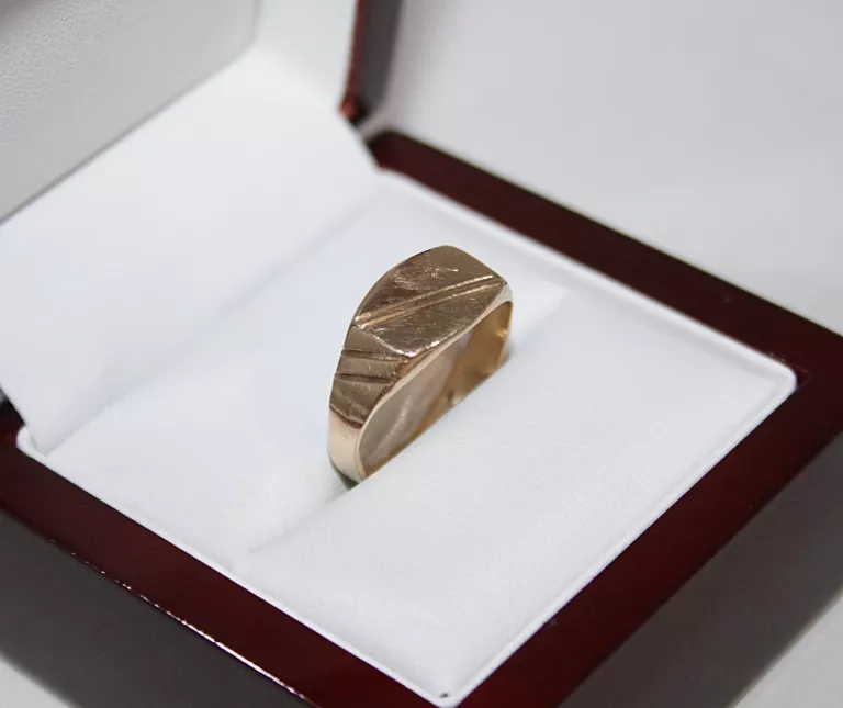 ELEGANCKI ZŁOTY SYGNET ZE ZDOBIENIEM 2,70G R.18