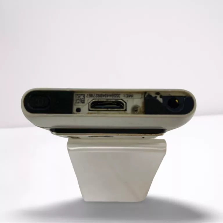TELEFON NOKIA N8-00 Z WYŁAMANĄ KLAPKĄ NA KARTY SIM