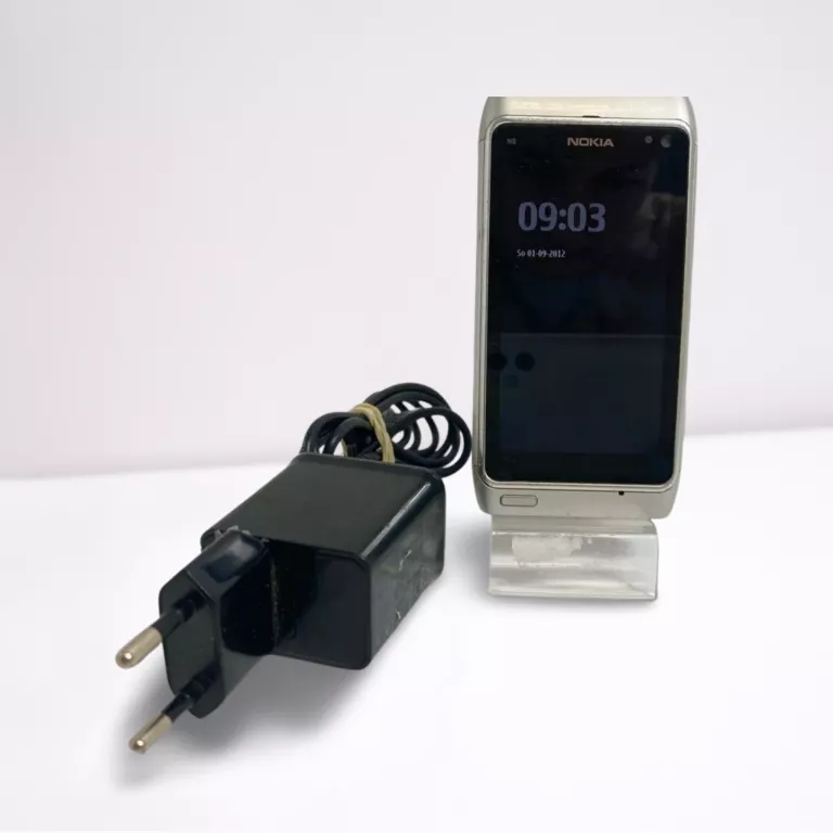 TELEFON NOKIA N8-00 Z WYŁAMANĄ KLAPKĄ NA KARTY SIM