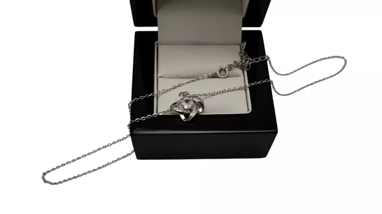 SREBRNY ŁAŃCUSZEK Z ZAWIESZKĄ WĘZEŁ 2,42 G / 925
