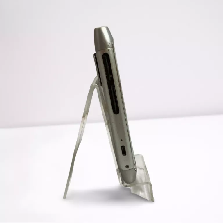 TELEFON NOKIA N8-00 Z WYŁAMANĄ KLAPKĄ NA KARTY SIM
