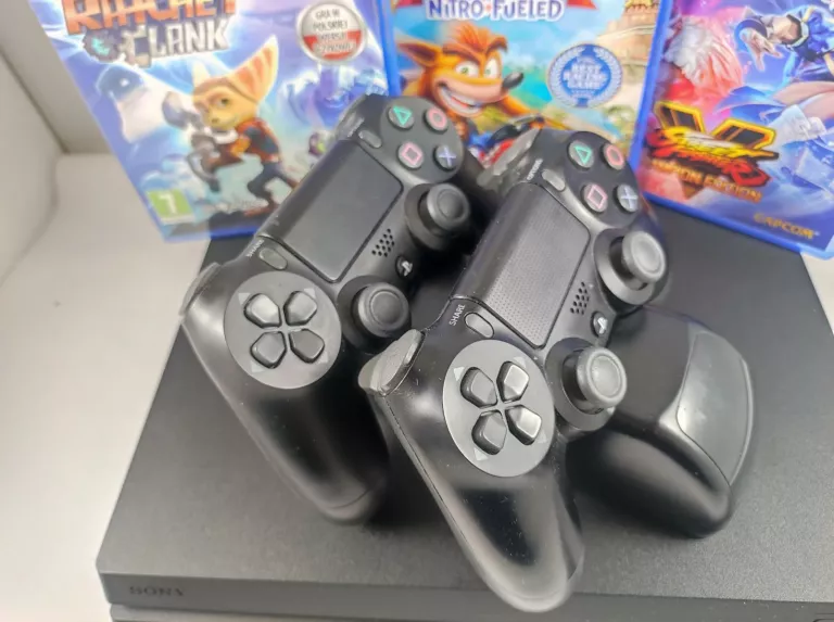 KONSOLA PS4 PRO 1TB 2 PADY 3GRY ŁADOWARKA