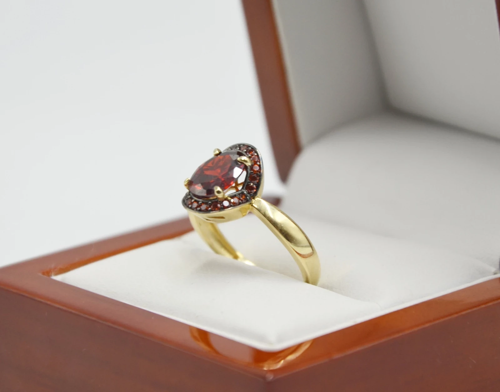 piekny-zloty-pierscionek-z-czerwona-cyrkonia-585-r17-ean-gtin-5905868206906