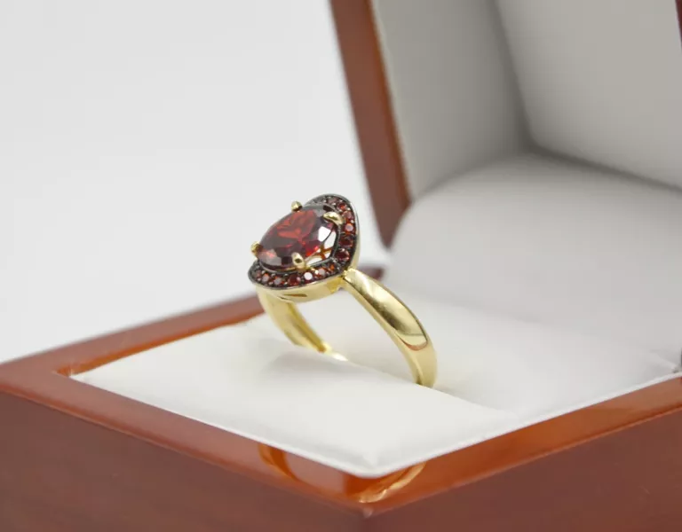 piekny-zloty-pierscionek-z-czerwona-cyrkonia-585-r17-ean-gtin-5905868206906