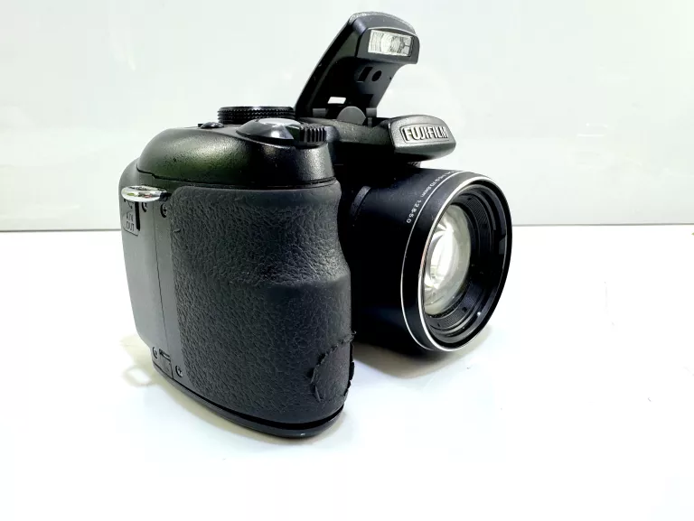 APARAT FUJIFILM FINEPIX S1000FD ETUI