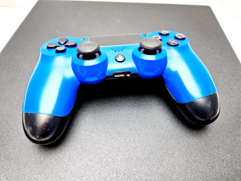 KONSOLA PS4 PRO 1TB Z PADEM I GRAMI