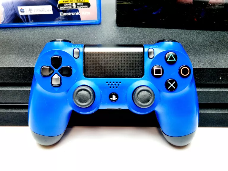 KONSOLA PS4 PRO 1TB Z PADEM I GRAMI