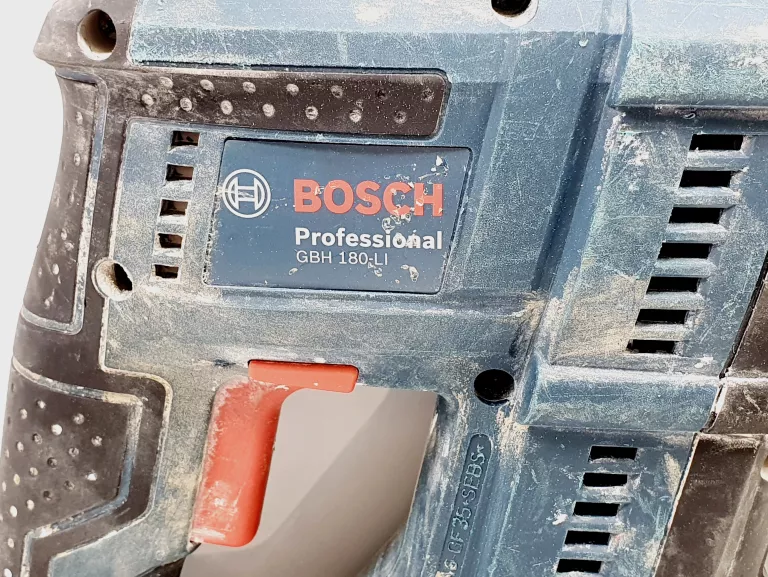 MŁOTOWIERTARKA BOSCH GBH 180-LI + AKU 4,0AH + ŁADOWARKA + WALIZKA