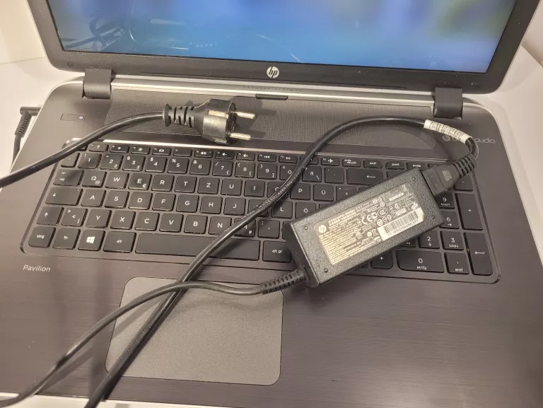 LAPTOP HP PAVILION 8GB RAM AMD A8 WIN 10 HDD500GB