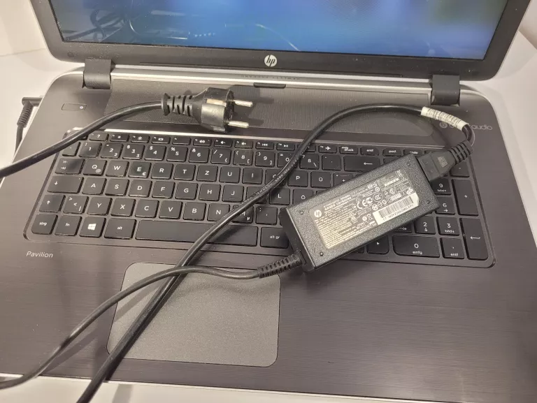 LAPTOP HP PAVILION 8GB RAM AMD A8 WIN 10 HDD500GB