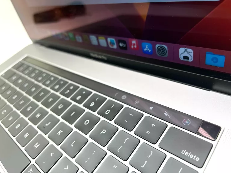 LAPTOP APPLE MACBOOK PRO 15,4 INTEL CORE I7 16 / 512 GB SREBRNY