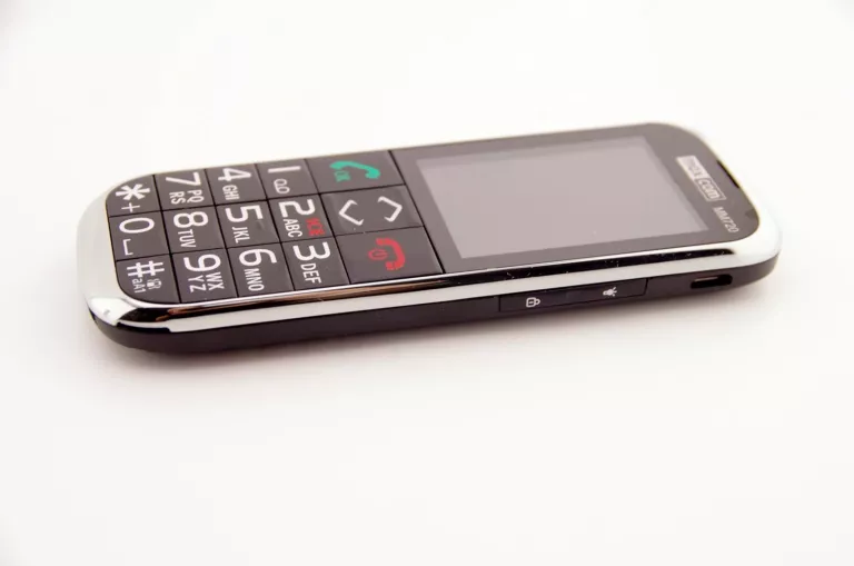 TELEFON KOMÓRKOWY MAXCOM MM720BB 16 MB / 16 MB 2G CZARNY ZESTAW