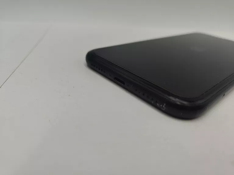 TELEFON IPHONE XR 64 GB 84% BATERII