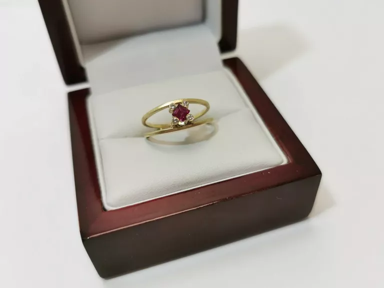 ZŁOTY PIERŚCIONEK DIAMENTAMI 2,19G 585 0,06CT