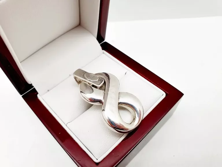 PIĘKNA ELEGANCKA SREBRNA ZAWIESZKA ÓSEMKA P925 6,29G