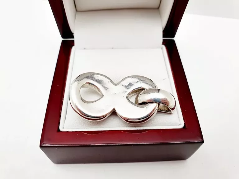 PIĘKNA ELEGANCKA SREBRNA ZAWIESZKA ÓSEMKA P925 6,29G