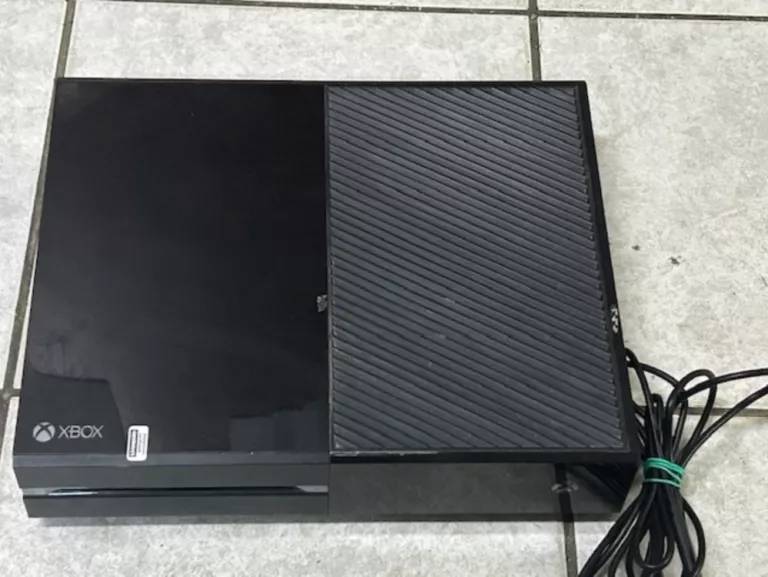 KONSOLA XBOX ONE (1540) 500GB+PAD