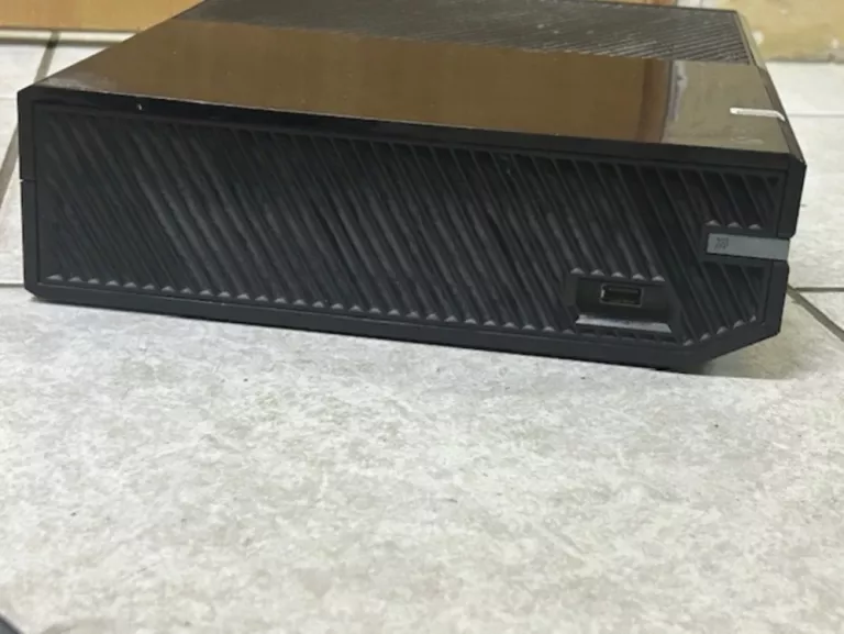 KONSOLA XBOX ONE (1540) 500GB+PAD