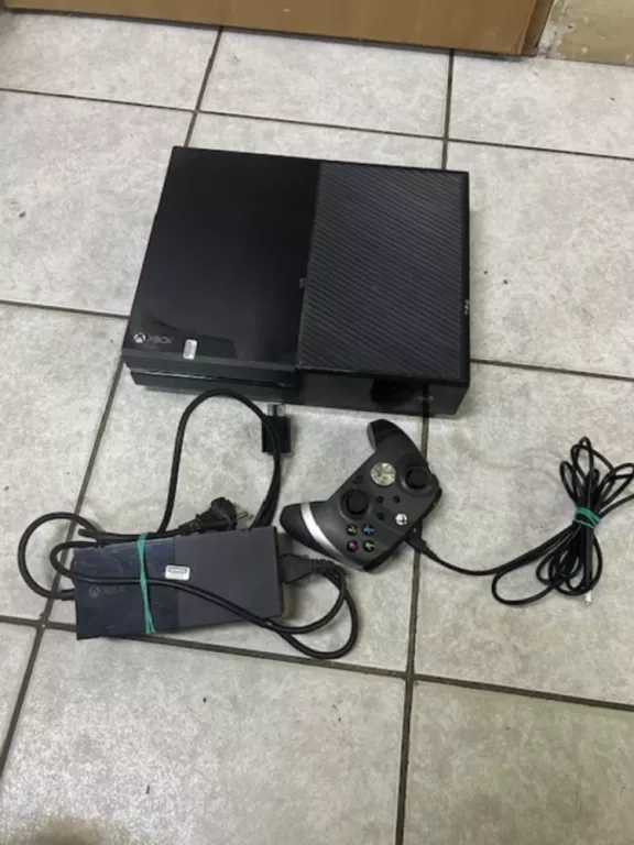 KONSOLA XBOX ONE (1540) 500GB+PAD