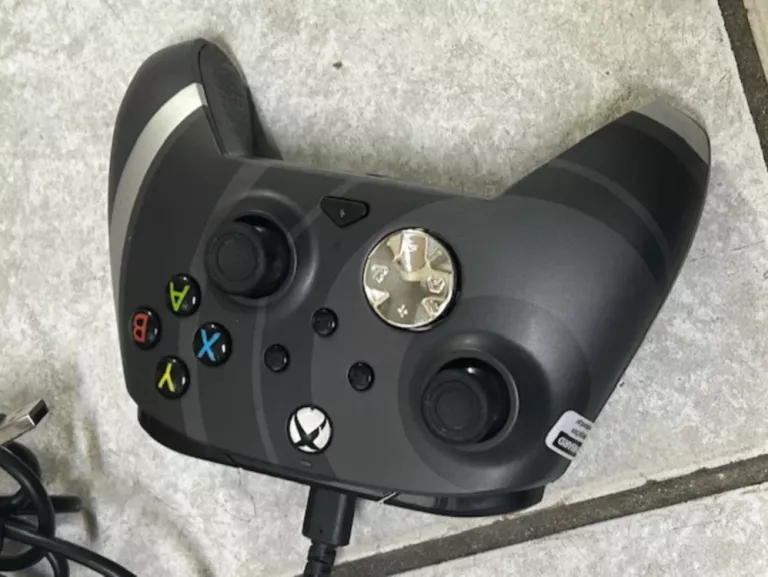 KONSOLA XBOX ONE (1540) 500GB+PAD